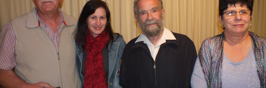 Vlnr is Johan Pieterse, Brenda du Toit, Bill Clarke van McClarkeâ€™s Selfcatering Units het op 3 September sy 90ste verjaardag gevier, Bill en Glenda Kitley